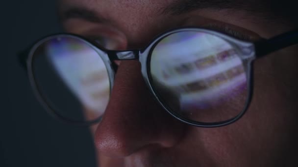 Reflexão Tela Monitor Exposição Dupla Óculos Close Retrato Homem Negócios — Vídeo de Stock