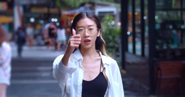 Young Asian Female Student Showing Thumbs While Standing City Mall — Vídeo de Stock