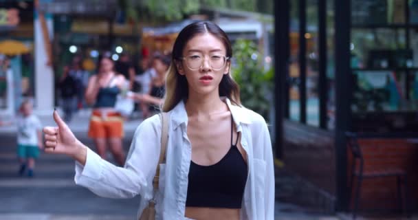 Portret Jonge Aziatische Vrouw Student Glazen Duim Naar Beneden Tijdens — Stockvideo