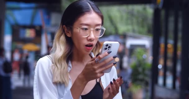 Азійська Молода Жінка Яка Отримує Повідомлення Мобільного Язку Пропонує Можливість — стокове відео