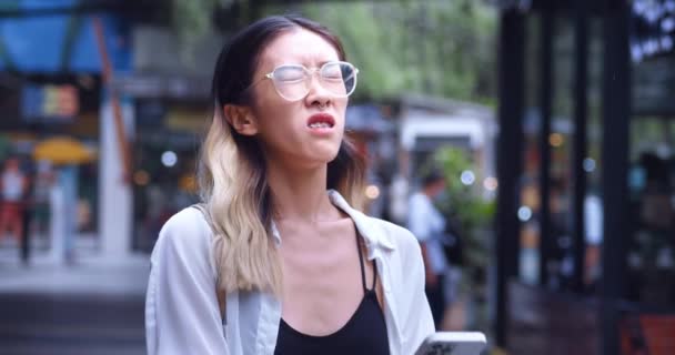 Шокована Азіатка Тримає Смартфон Відчуває Дивовижні Погані Новини Роздратована Жінка — стокове відео