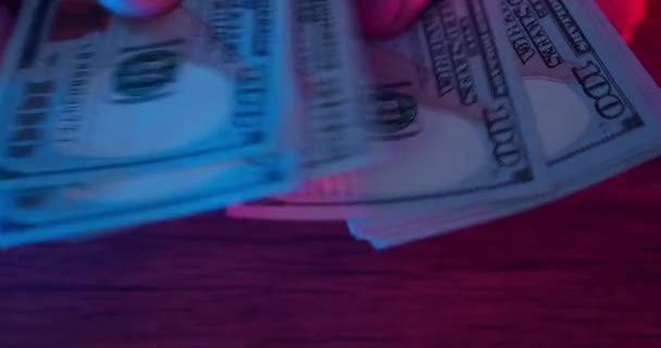 Amerykańskie Dolary Rękach Osoba Licząca Pieniądze Nocy Świetle Neonów Liczenie — Wideo stockowe