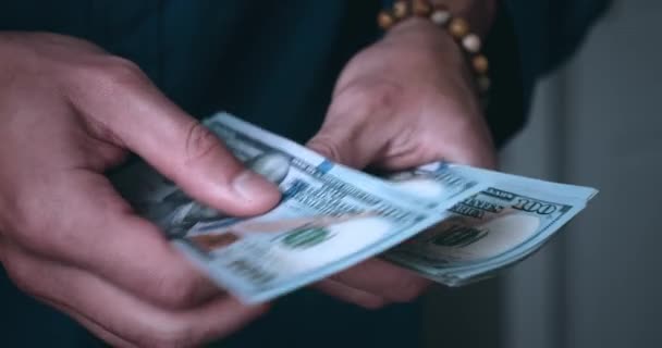 Man Counting Money Cash Dollars Close Male Hands Counts 100 — Vídeos de Stock