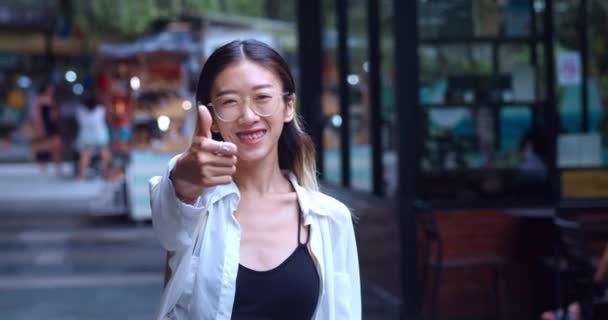 Asyalı Kadın Öğrenci Tebrikleri Kabul Ediyor Diş Telleriyle Gülümsüyor Insanların — Stok video