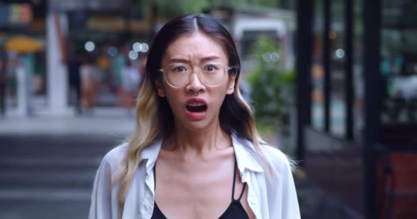 Korkak Genç Asyalı Kadın Gözlüklerini Çıkarıp Kameraya Şaşkın Şaşkın Bakıyor — Stok video