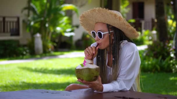 Relaxed Tourist Woman Straw Hat Sunglasses Drink Fresh Green Coconut — Stockvideo