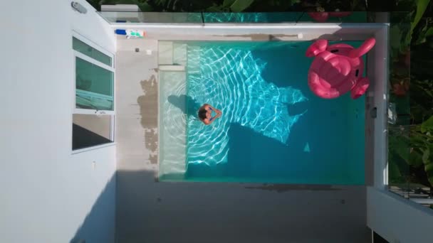Αεροφωτογραφία Γυναίκα Τουρίστρια Απολαμβάνει Κολύμπι Στις Διακοπές Μικρή Πισίνα Γυναίκα — Αρχείο Βίντεο
