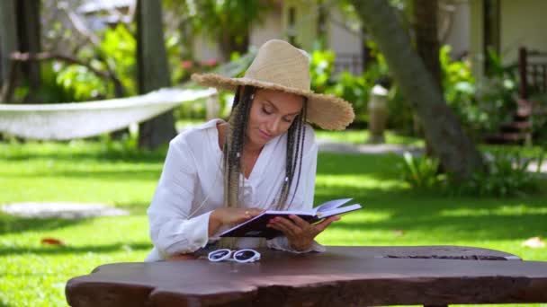Χαλαρωμένη Τουρίστρια Ψάθινο Καπέλο Διάβασε Βιβλίο Απολαύστε Τις Καλοκαιρινές Διακοπές — Αρχείο Βίντεο