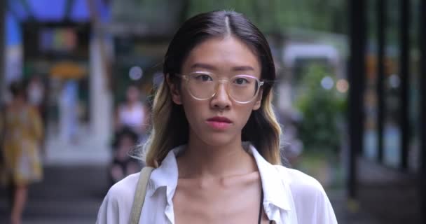 Şehirdeki Alışveriş Merkezindeki Kameraya Bakan Asyalı Genç Güzel Bir Kadını — Stok video