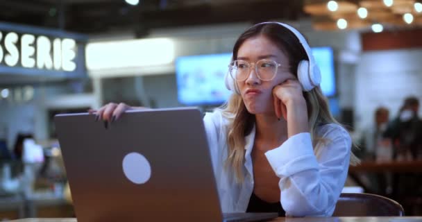 Sad Asian Young Woman Freelancer Dissatisfied Result Working Laptop Computer — Video Stock