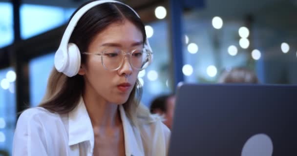 Young Asian Female Student Glasses Uses Laptop Studying Sitting Modern — Vídeo de Stock