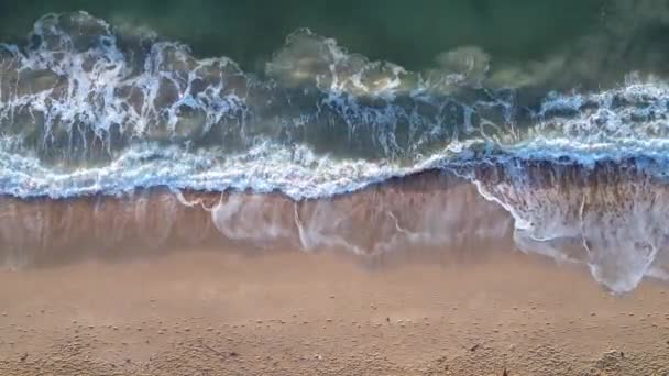Vedere Cinematografică Sus Cristalului Mare Limpede Nisip Plaja Drone Video — Videoclip de stoc