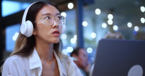 Closeup Inspired Asian Woman Freelancer Working Laptop Create New Project — Vídeo de Stock