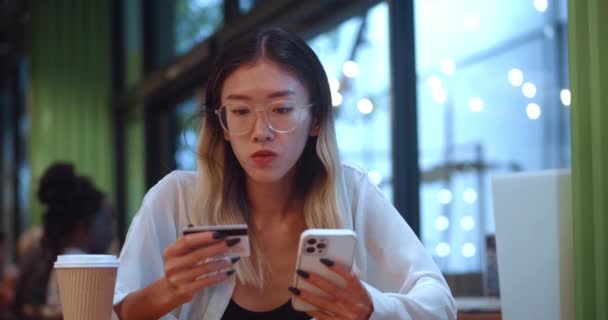 Jonge Aziatische Vrouw Die Online Koopt Met Creditcard Smartphone Vrouw — Stockvideo