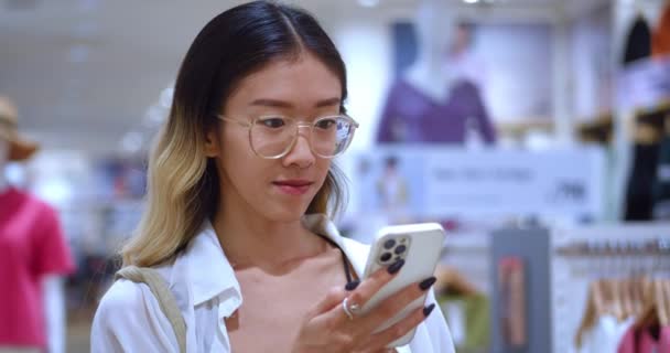 Молода Красива Азіатка Використовує Мобільний Телефон Фоні Магазину Одягу Досить — стокове відео