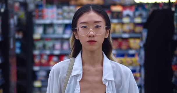 Detail Portrét Asijské Mladé Ženy Kupující Stojí Supermarketu Potravin Pozadí — Stock video