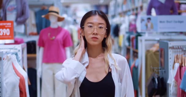 Elegante Asiatica Shopper Adolescente Piedi Negozio Abbigliamento Durante Shopping Centro — Video Stock
