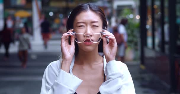 Bezorgde Jonge Aziatische Studente Die Naar Camera Staart Een Bril — Stockvideo