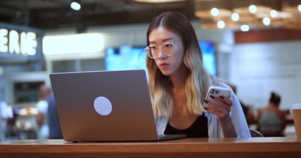 Asiatico Donna Freelancer Lavoro Laptop Utilizzando Smartphone Mentre Lavora Remoto — Video Stock