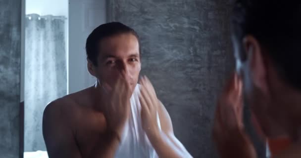 Homem Sorridente Lava Limpa Com Uma Toalha Enquanto Está Banheiro — Vídeo de Stock