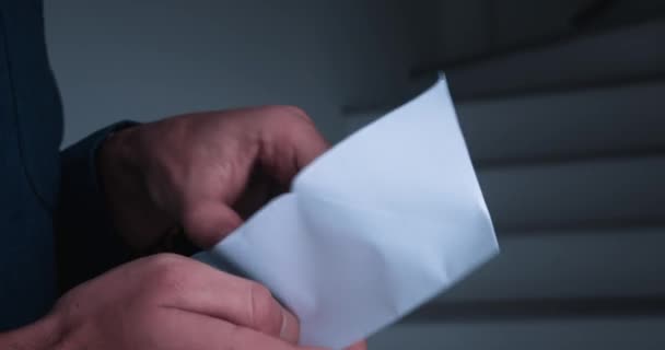 Geld Enveloppe Close Zakenman Opent Een Envelop Telt Illegaal Verdiend — Stockvideo