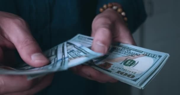 Erkek Eli Amerikan Dolarlarını Sayıyor Kişi Elinde 100 Dolarlık Banknotlar — Stok video