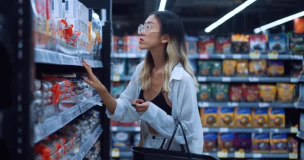 Portrait Beautiful Asian Female Consumer Choosing Food Frightened High Prices — Stock video