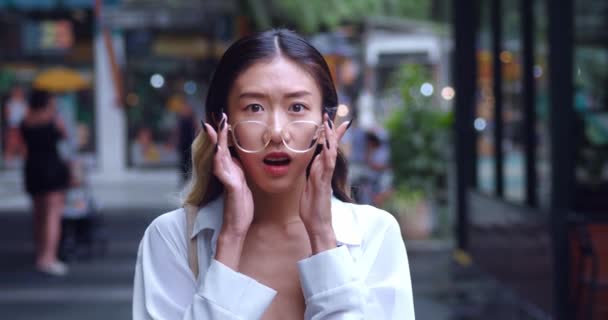 Femeie Asiatică Uimită Șocată Uită Camera Foto Scoate Ochelari Portretul — Videoclip de stoc