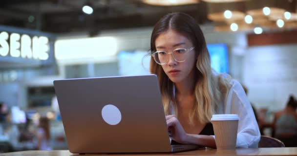 Linda Chica Estudiante Asiática Utiliza Computadora Para Estudiar Línea Mientras — Vídeo de stock