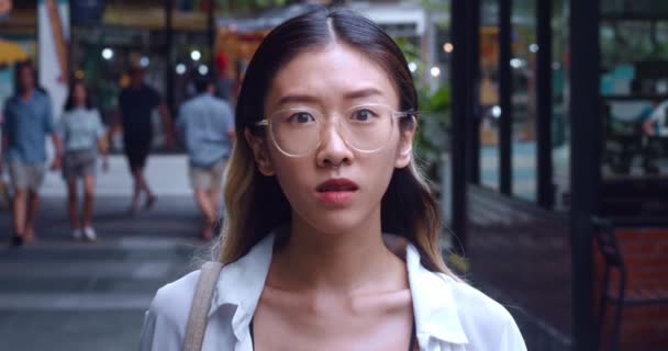 Jovem Chocada Tira Óculos Olha Surpreso Com Câmera Retrato Mulher — Vídeo de Stock