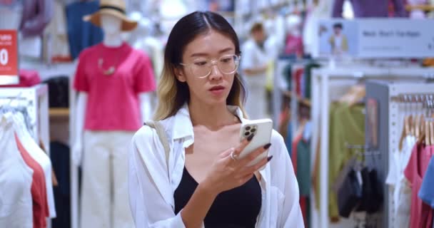 Портрет Красивої Азіатської Жінки Покупця Допомогою Смартфона Стоїть Торговому Центрі — стокове відео