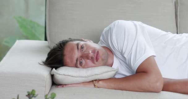 Сумний Чоловік Лежить Дивані Страждає Від Депресії Вдома Портрет Нещасного — стокове відео