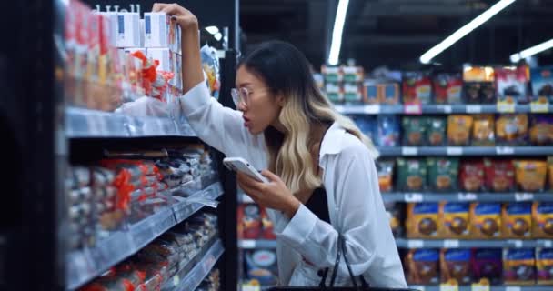 Portrét Asijské Ženské Kupující Podívá Smartphonu Pak Vybere Značku Potravin — Stock video