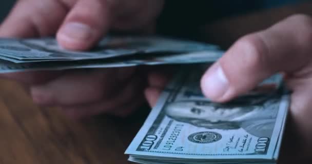 紧紧地握住男人的手 数着钞票和钞票 无法辨认的人计算100美元钞票的收入 货币利润概念 生意人算计赚钱 — 图库视频影像