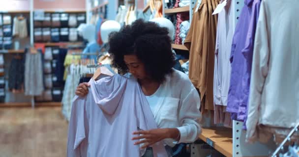 African American Young Woman Casual Wear Having Shopping Pleasant Woman — Stock video