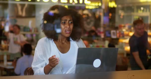 Багатозадачна Перевантажена Афро Американська Бізнес Жінка Повсякденному Одязі Віддалено Працює — стокове відео