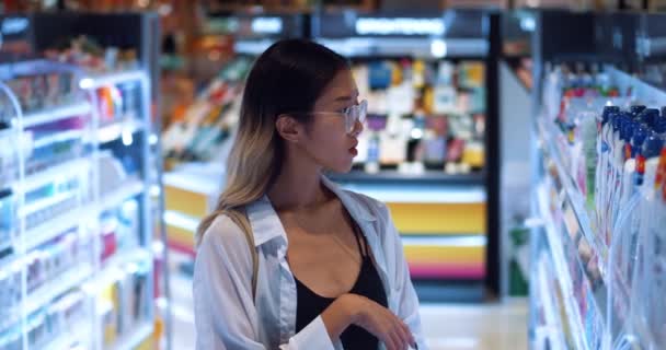 Krásná Asijská Žena Dívá Kosmetiku Supermarketu Atraktivní Mladá Žena Nakupování — Stock video