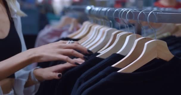 Close Appendino Strappo Mani Femminili Scegliere Vestiti Nel Negozio Abbigliamento — Video Stock