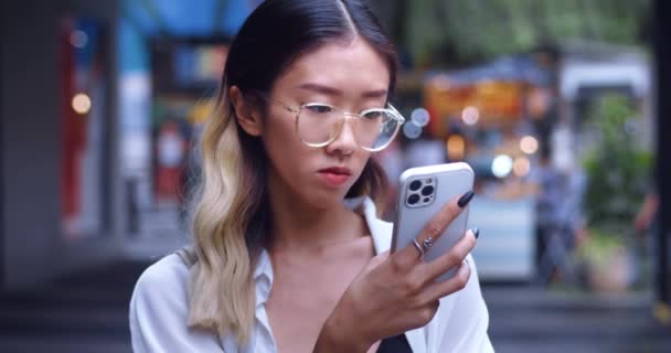 Jovem Asiática Estudante Óculos Usa Telefone Celular Centro Cidade Jovem — Vídeo de Stock