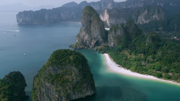 Phra Nang Cave海滩的空中拍摄 也被称为Railay海滩 是泰国Krabi最受欢迎的热带海滩 泰国田园诗般的铁路海滩全景 有着巨大的石灰岩 — 图库视频影像