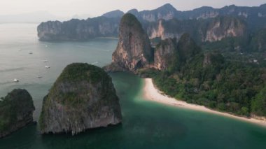 Yaz tatili için manzara sahili. Tayland, Dağlar, deniz suyu ve kumlu sahil şeridinden insansız hava aracı görüntüleri. Tayland, Krabi 'deki en popüler plaj Railay plajı..