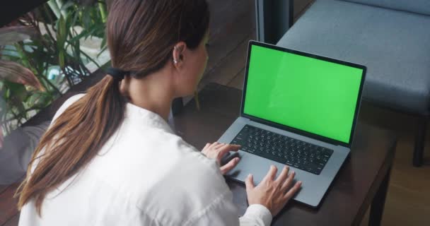 Yeşil Ekrana Bakarken Kafenin Içinde Dizüstü Bilgisayar Kullanan Kız Öğrenciyi — Stok video