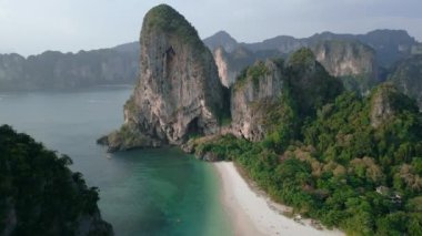 Kayalarla çevrili güzel tropikal bir sahil. Krabi 'de Tayland' ın ünlü turistik plajı. Egzotik Railay plajında yaz tatili konseri..