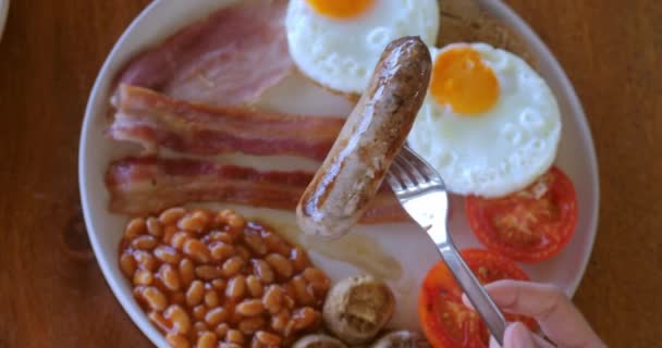 Soczysta Kiełbasa Widelcu Tle Talerza Angielskim Śniadaniem Tradycyjne Angielskie Śniadanie — Wideo stockowe