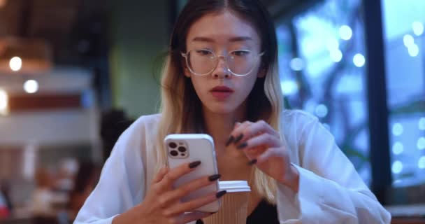 Азиатская Деловая Женщина Сидит Кафе Смотрит Экран Мобильного Телефона Читает — стоковое видео