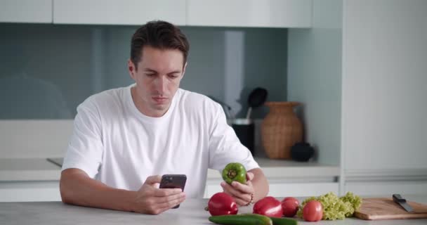 Mladý Tisíciletý Muž Který Hledá Internetu Recepty Zeleninový Salát Pomocí — Stock video