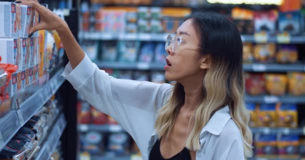 Close Portret Kobiety Shopper Sklepie Spożywczym Wybiera Produkty Patrzy Najlepszą — Wideo stockowe