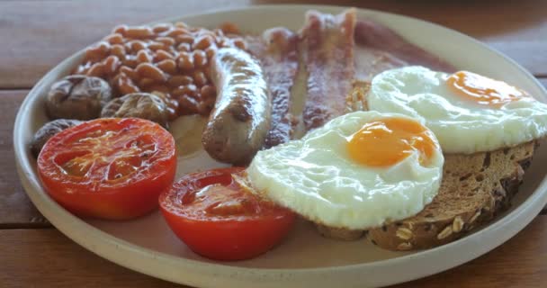 Αγγλικό Πρωινό Λευκό Πορσελάνινο Πιάτο Λουκάνικα Τηγανητό Αυγό Μανιτάρια Στο — Αρχείο Βίντεο
