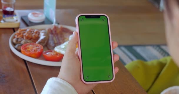 Kobieta Trzyma Smartfon Zielonym Ekranem Chroma Klucz Przy Stoliku Kawiarni — Wideo stockowe