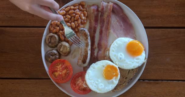 Angielskie Śniadanie Kiełbasą Fasolą Jajkami Smażonymi Grzankami Grzybami Pomidorami Białym — Wideo stockowe